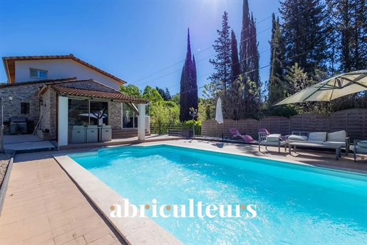 Bright villa of 224m2 in Grasse with swimming pool