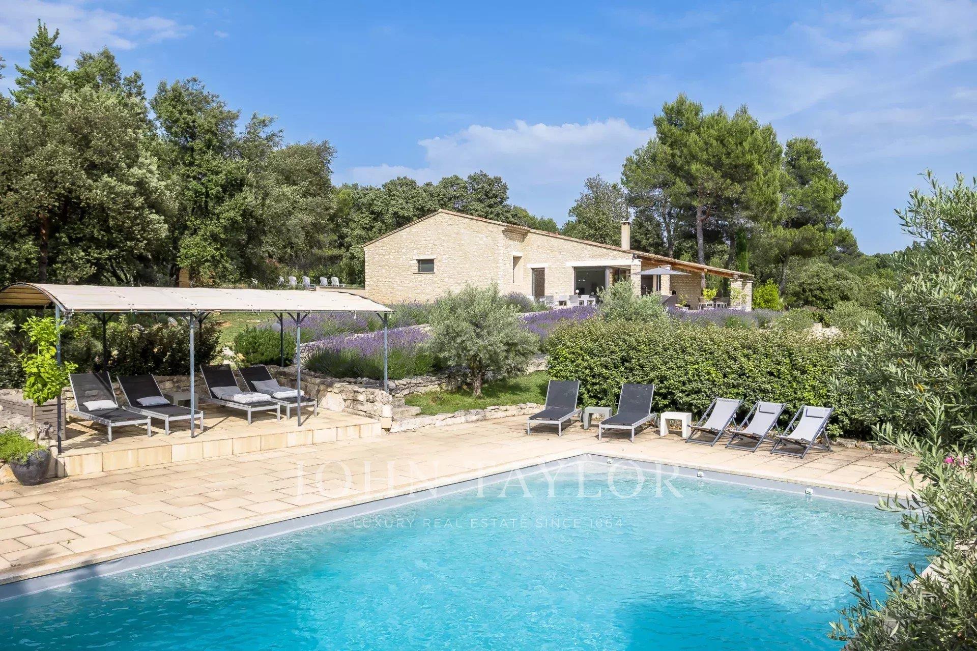 Stone house in Menerbes on 1 hectare.
