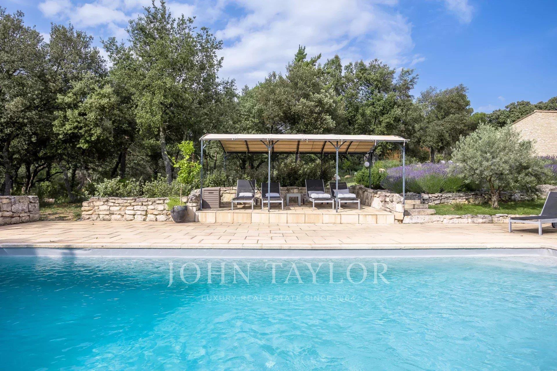 Stone house in Menerbes on 1 hectare.