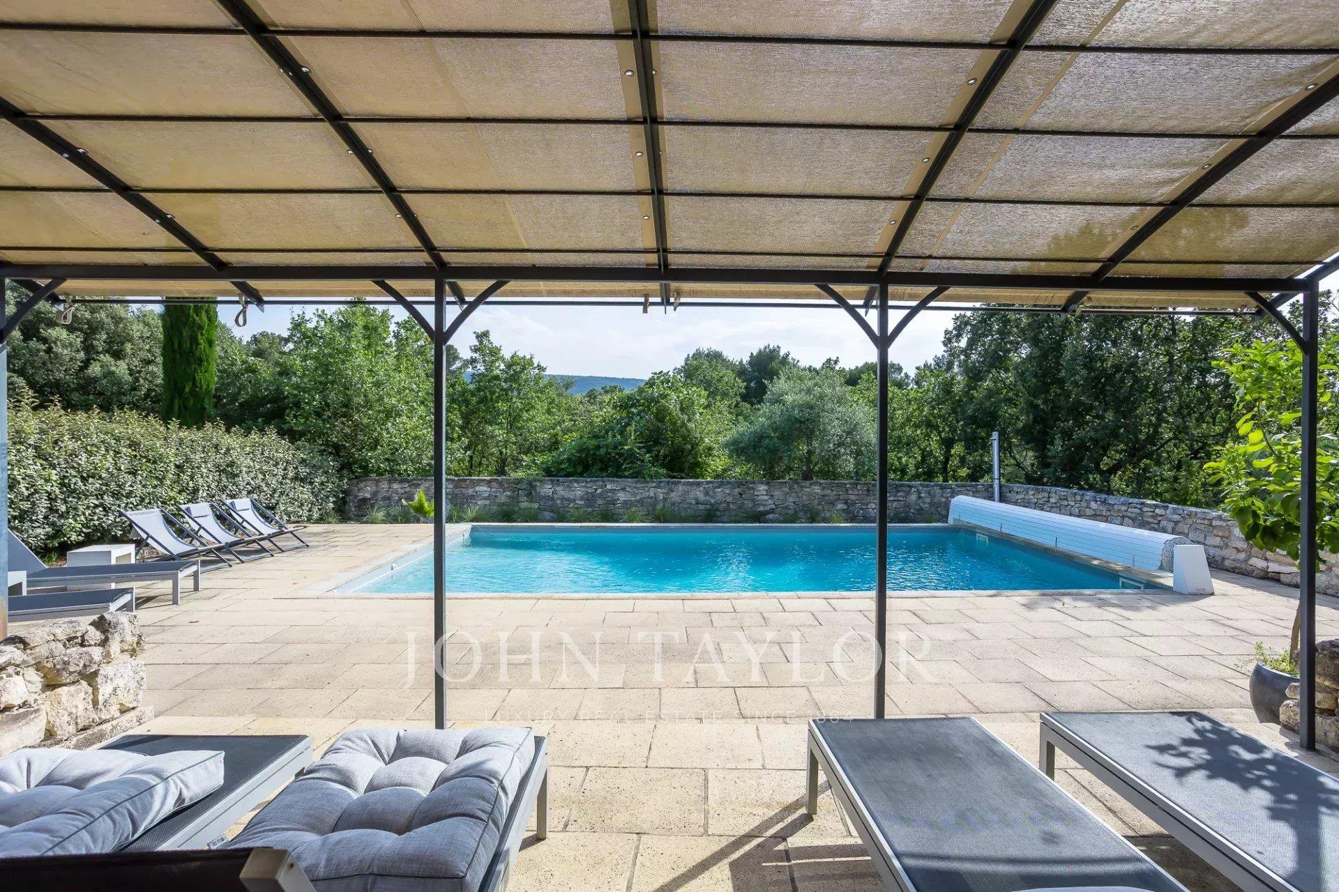 Stone house in Menerbes on 1 hectare.