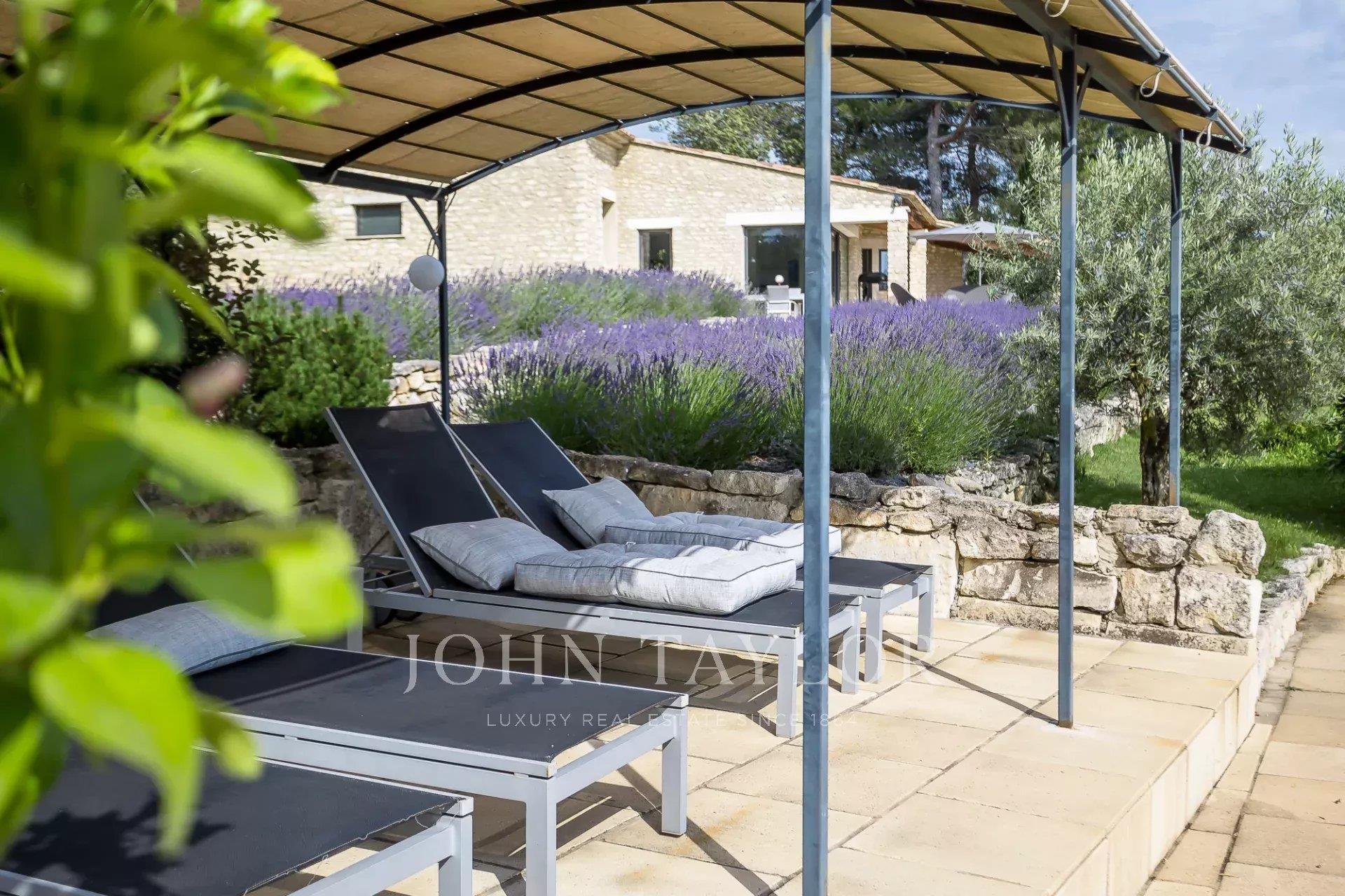 Stone house in Menerbes on 1 hectare.