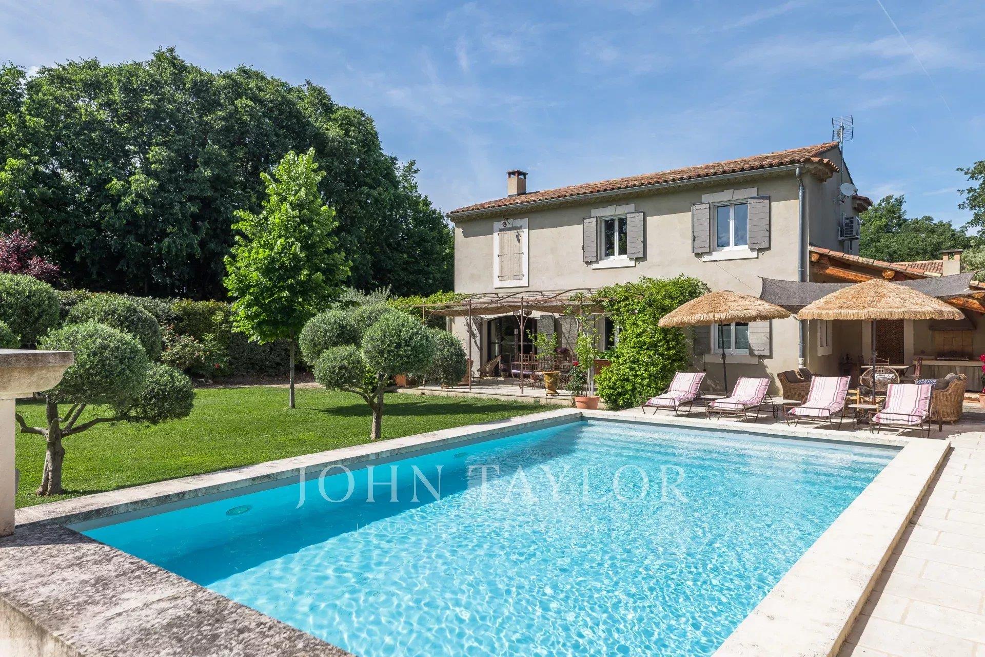 House with Pool for Sale in Ménerbes