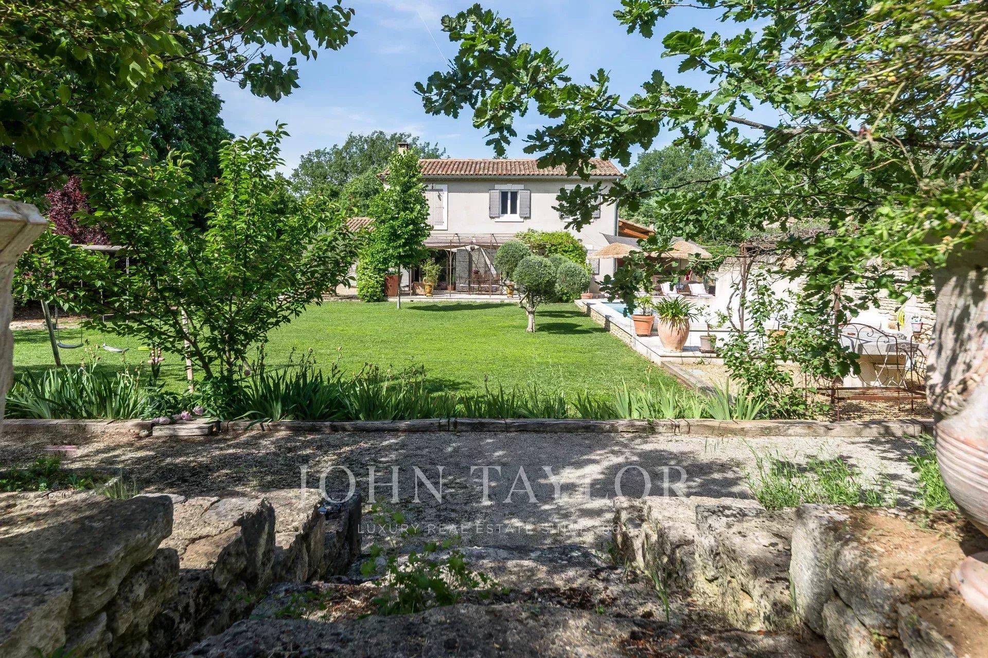 House with Pool for Sale in Ménerbes