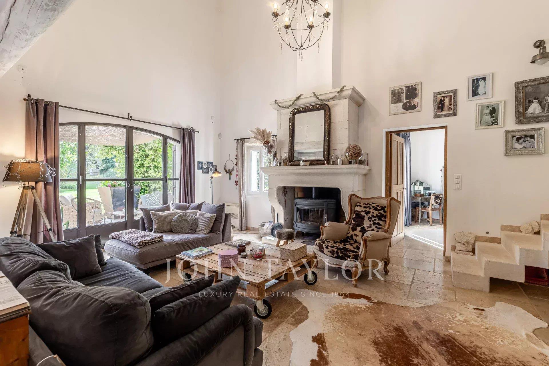 House with Pool for Sale in Ménerbes
