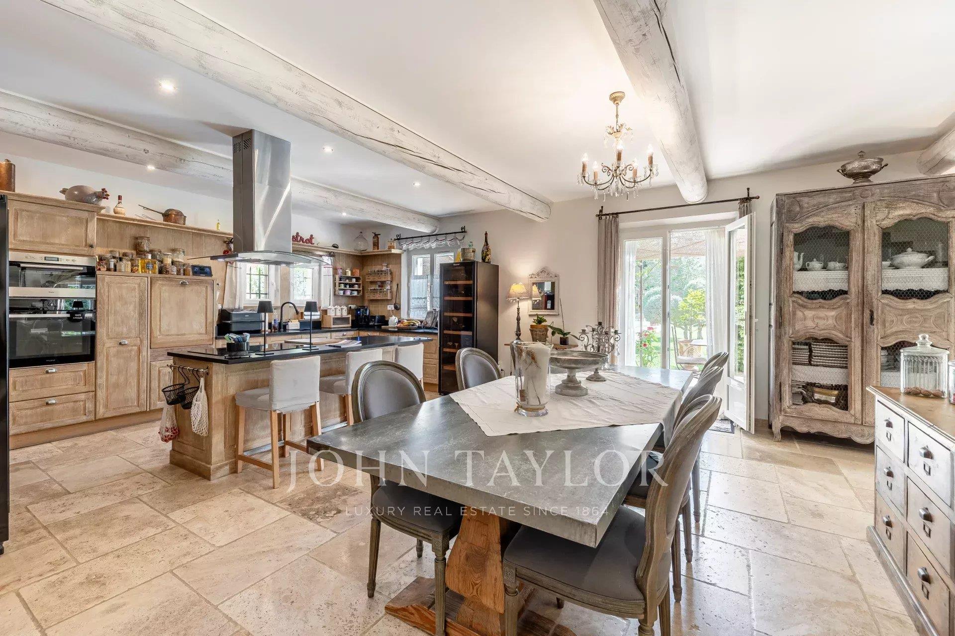 House with Pool for Sale in Ménerbes