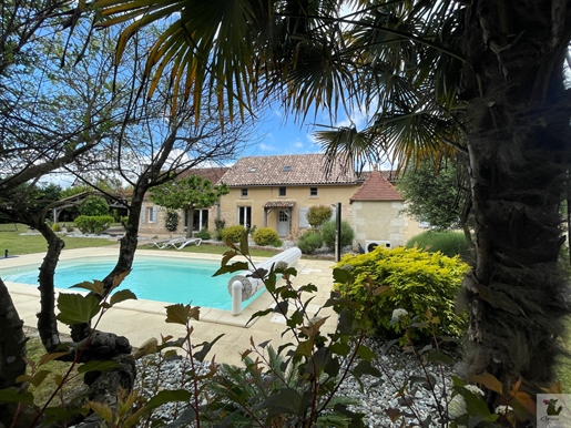 Property 260m2 hab, 6 Chs, 3 shower rooms, swimming pool, edge of the Dordogne, 4000m2 of closed gro