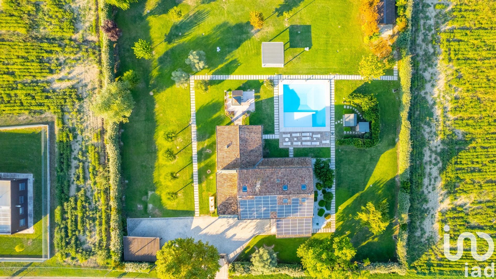 Sale Detached house / Villa 470 m² - 4 bedrooms - Novi di Modena