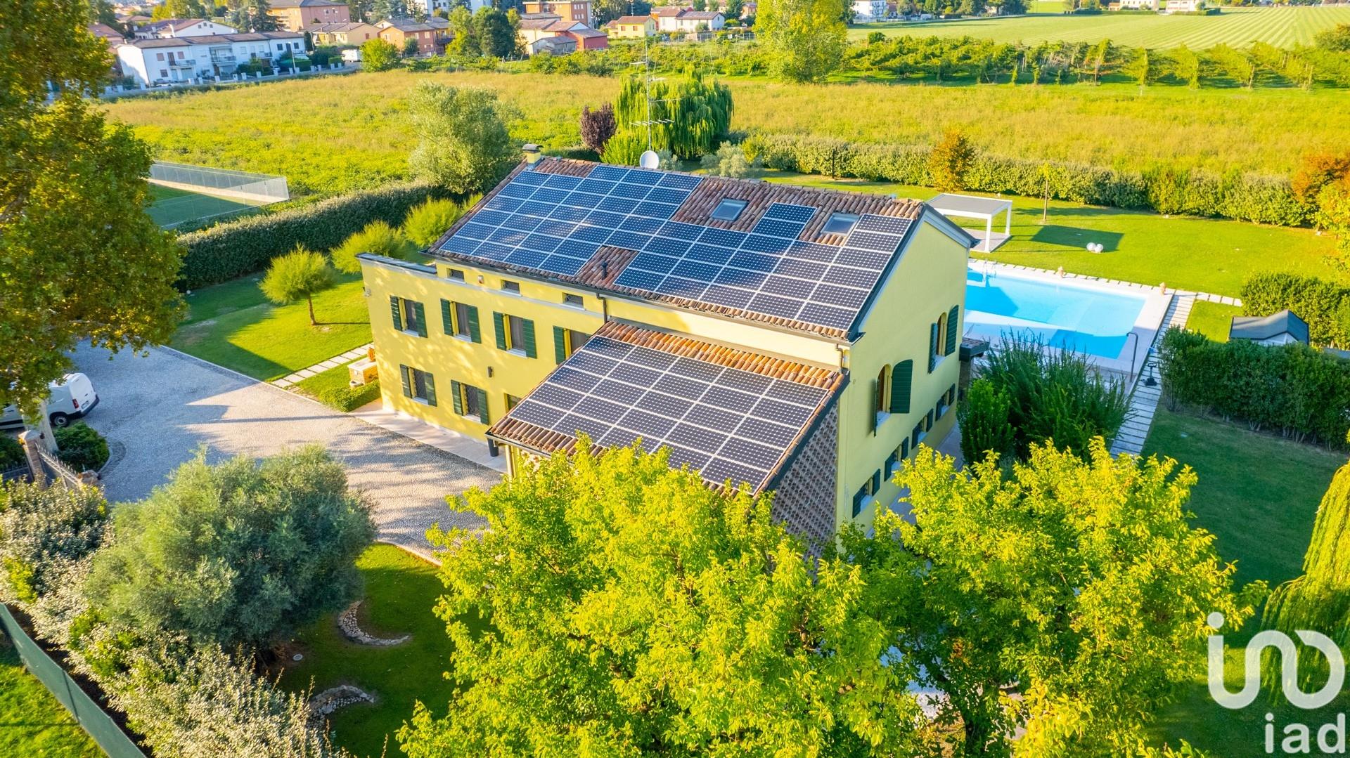 Sale Detached house / Villa 470 m² - 4 bedrooms - Novi di Modena
