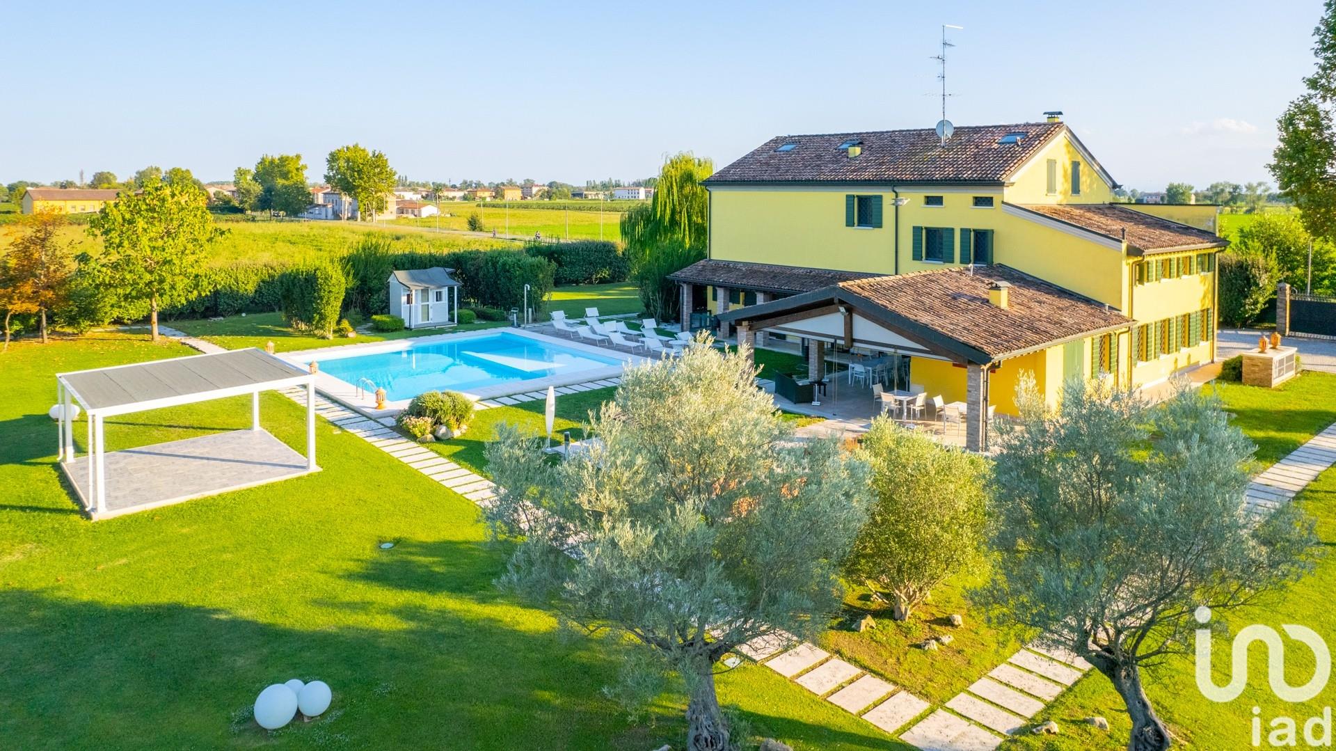 Sale Detached house / Villa 470 m² - 4 bedrooms - Novi di Modena