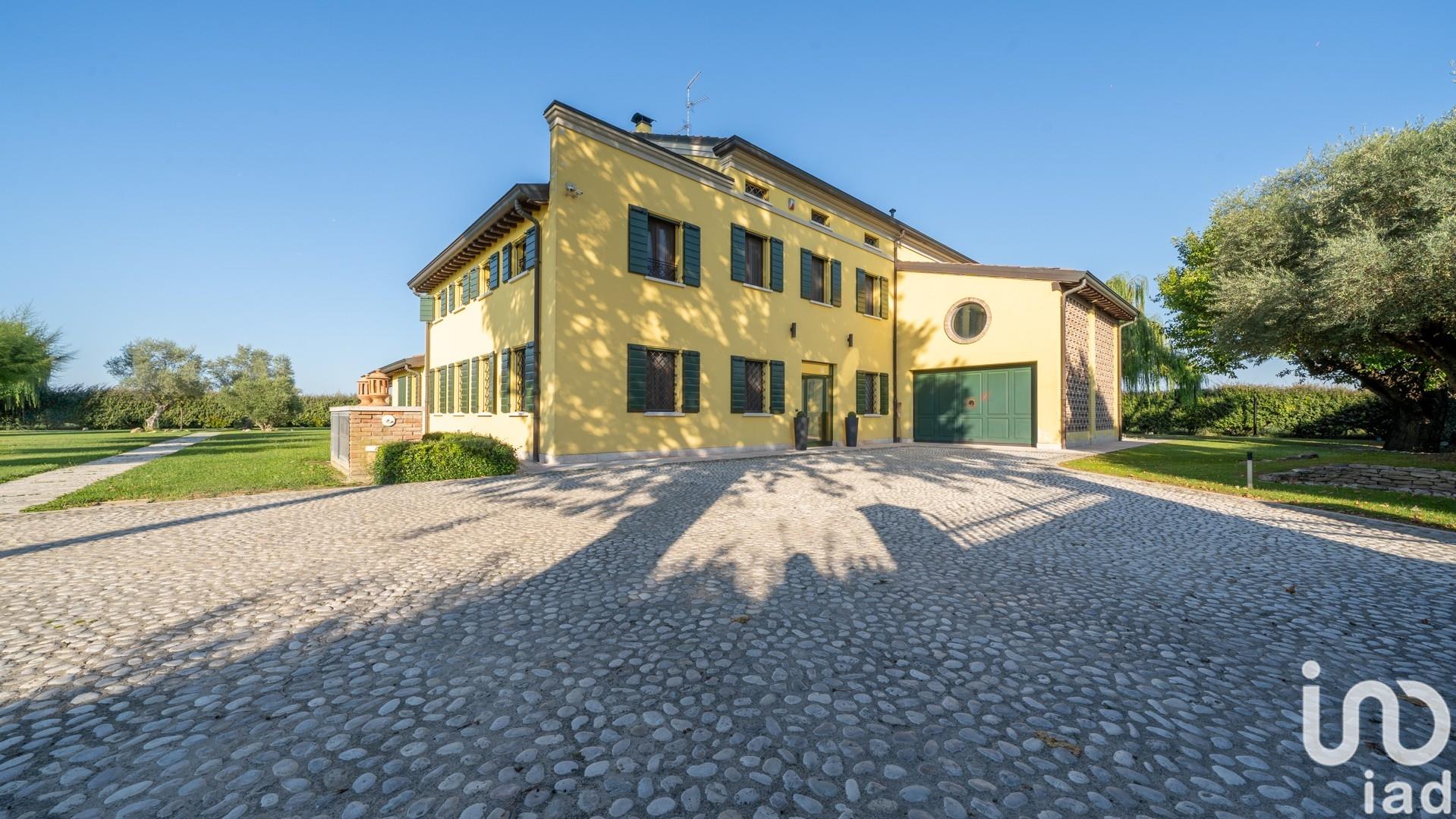 Sale Detached house / Villa 470 m² - 4 bedrooms - Novi di Modena