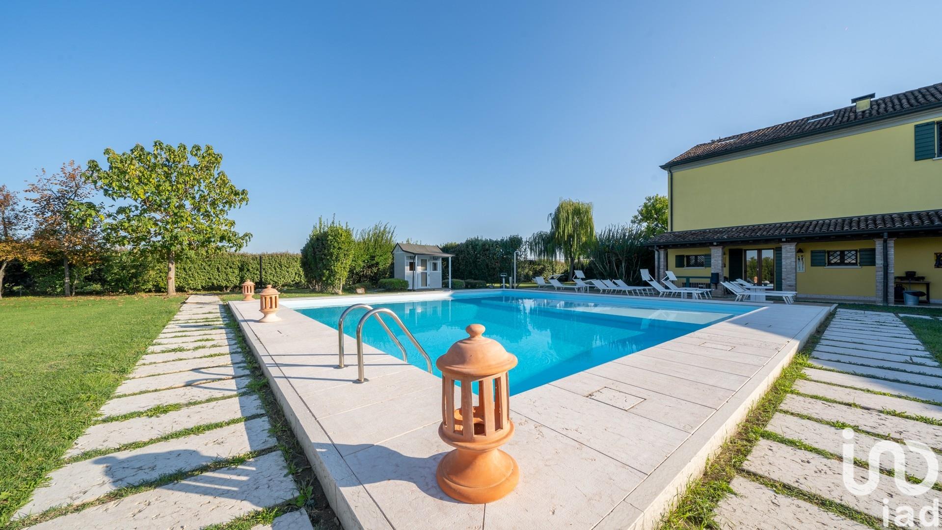 Sale Detached house / Villa 470 m² - 4 bedrooms - Novi di Modena