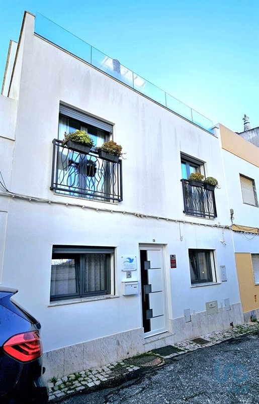 Home / Villa with 6 Rooms in Faro with 217,00 m²