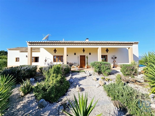 Home / Villa with 3 Rooms in Faro with 208,00 m²