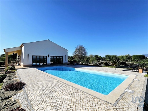 Home / Villa with 3 Rooms in Faro with 208,00 m²