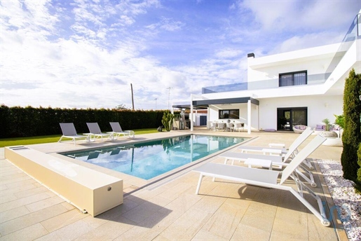 Home / Villa with 3 Rooms in Faro with 329,00 m²