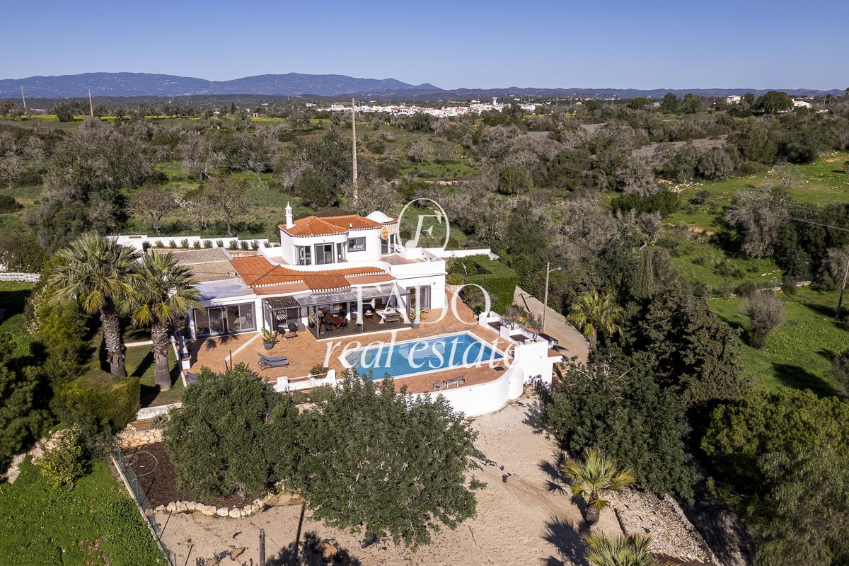 Villa in Estômbar mit Blick auf die Landschaft in der Nähe von Golfplätzen