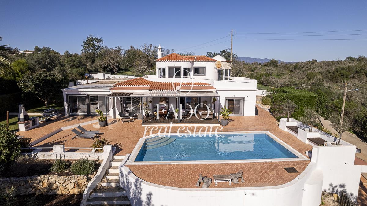 Villa in Estômbar mit Blick auf die Landschaft in der Nähe von Golfplätzen