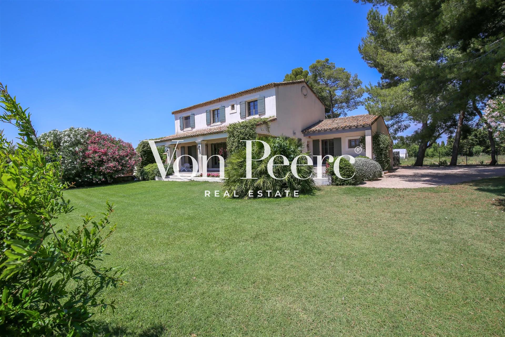 Character Villa with Panoramic Views of the Alpilles, Eyragues