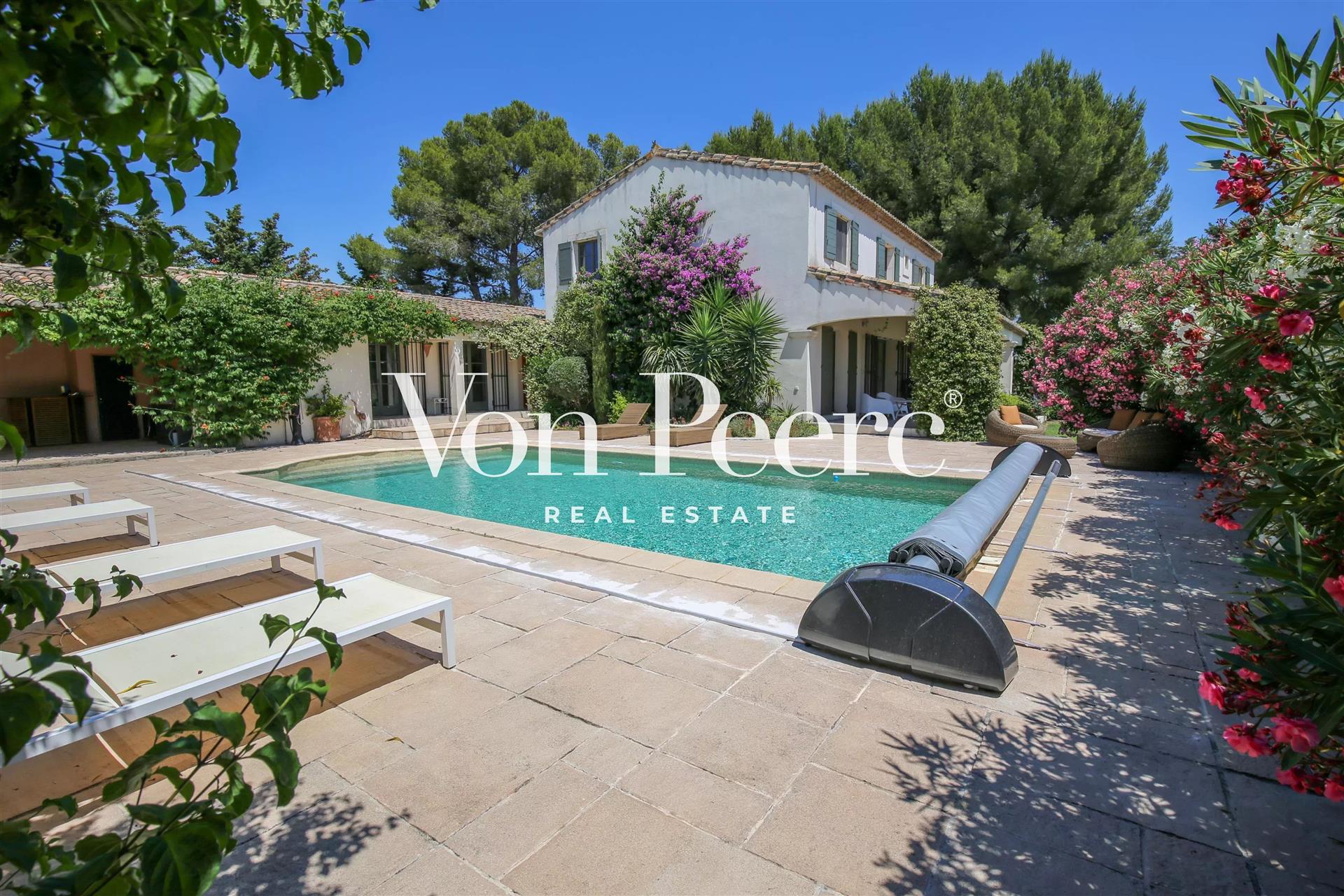 Character Villa with Panoramic Views of the Alpilles, Eyragues