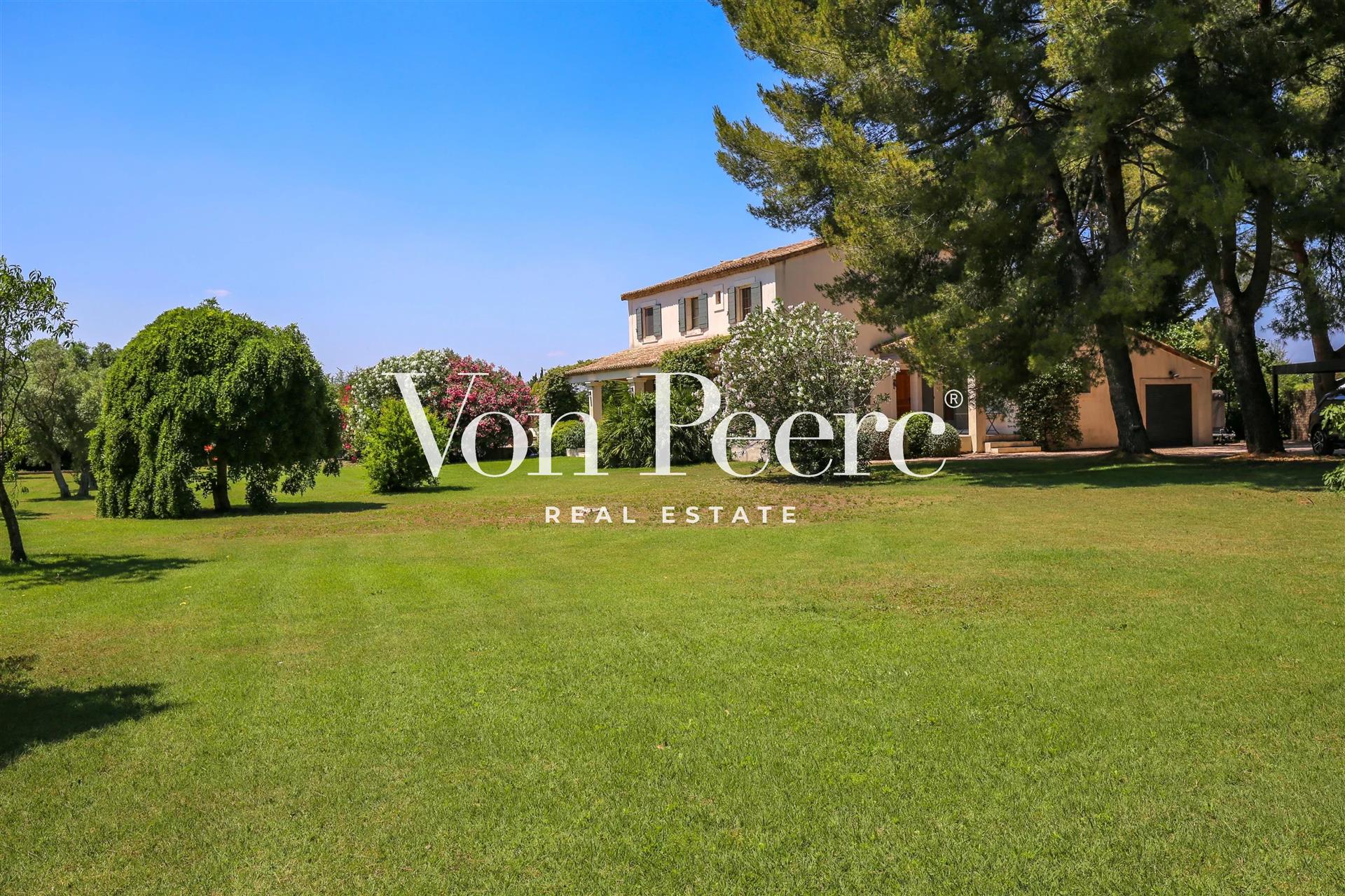 Character Villa with Panoramic Views of the Alpilles, Eyragues