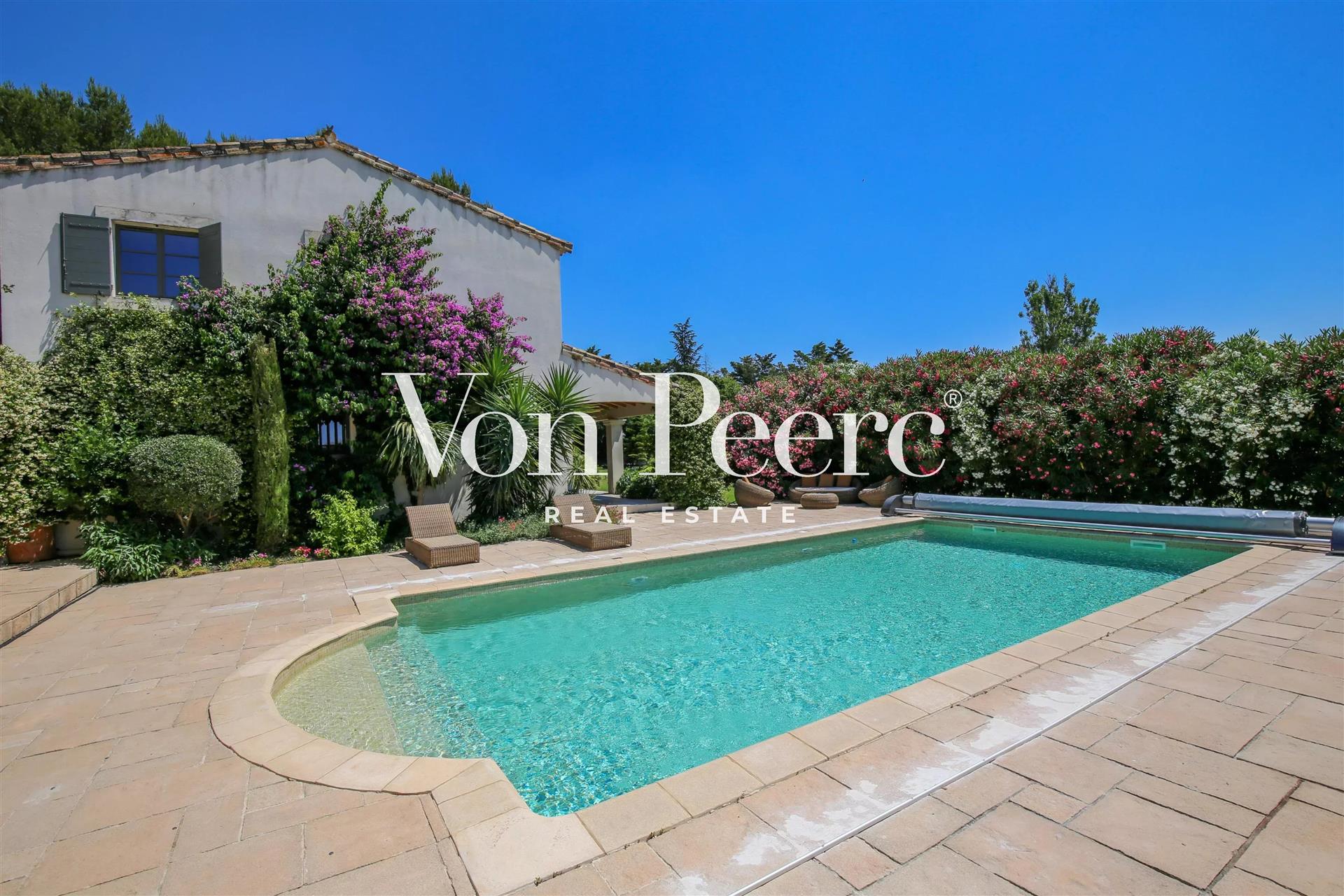 Character Villa with Panoramic Views of the Alpilles, Eyragues