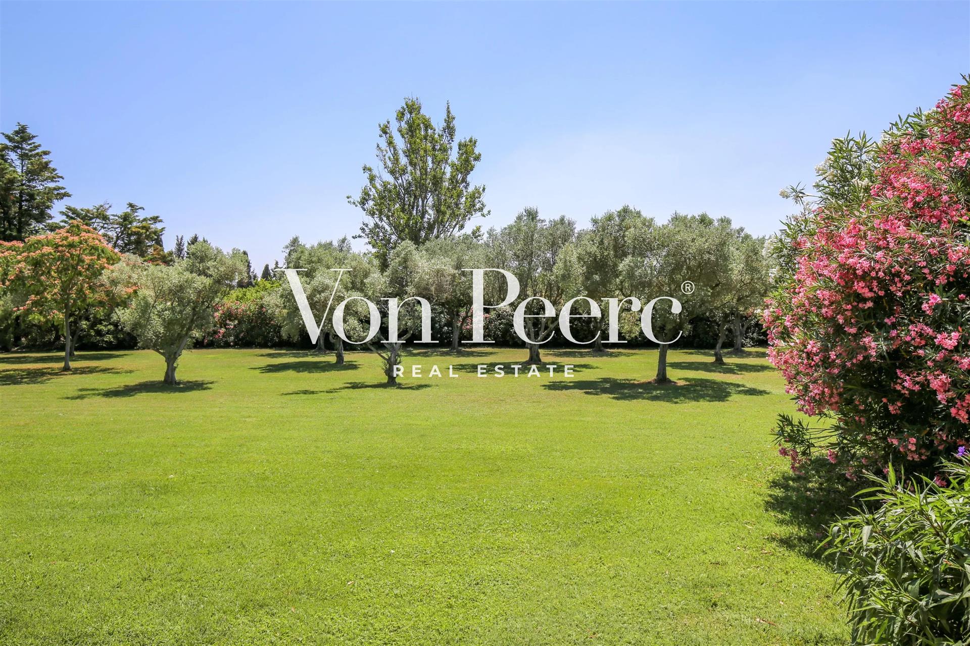 Character Villa with Panoramic Views of the Alpilles, Eyragues