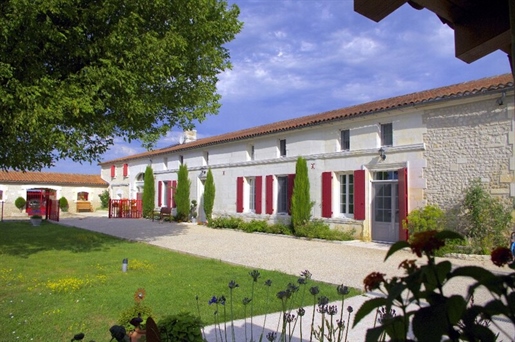 Dpt Charente (16), zu verkaufen Cognac Sud Haus P9 auf einem Grundstück von 4164 m²