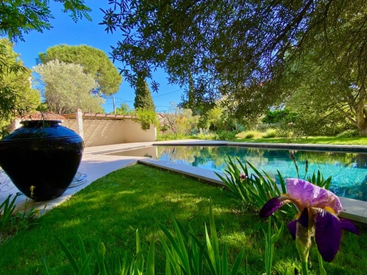 1 647 000 euro - 13012 - Elegante Bastide - Jardin Paysage - Piscine - 5 Chambres 280M2 Habitables