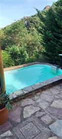 Typisch Ligurisch stenen huis met zwembad