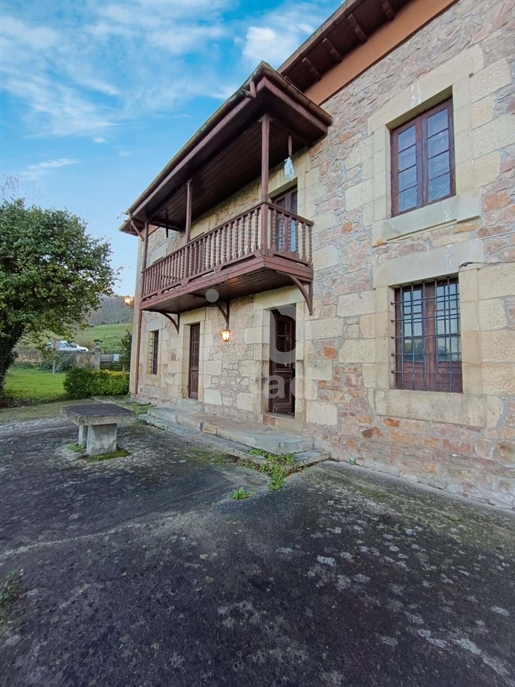 Traditional house 9 bedrooms - 1000.00 m2