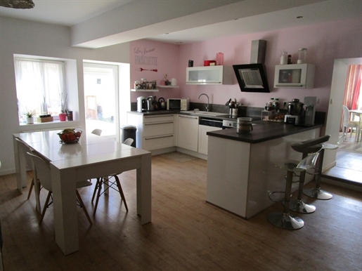 Near Mirebeau sur Bèze renovated old house T5 of 182.67 m² - Land of 380 m²