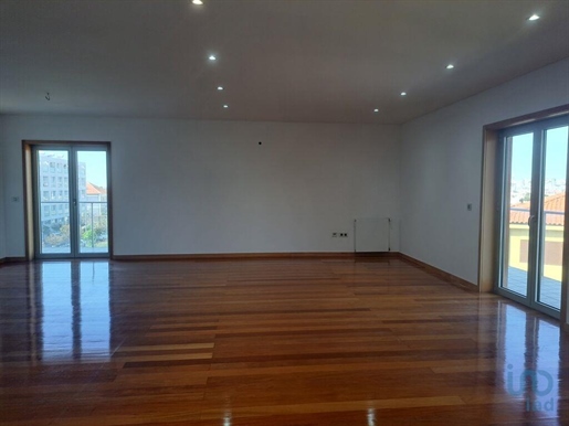 Apartment with 4 Rooms in Porto with 208,00 m²