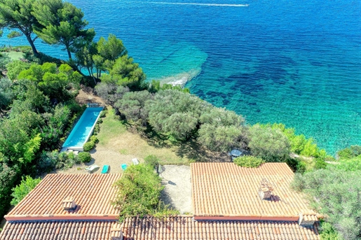 6 bedroom villa on the 1st line on the Mediterranean with swimming lane and garden planted with oliv