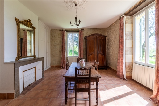 Mansion of 350m2 with garden with swimming pool in the heart of Lot-et-Garonne