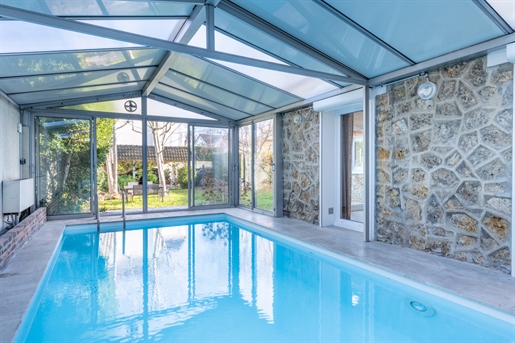 Millstone house with garden and swimming pool 30' from Place de l'Etoile