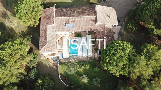 Estate of 312m² on the outskirts of the city in a wooded park of more than 8300m2, swimming pool wi