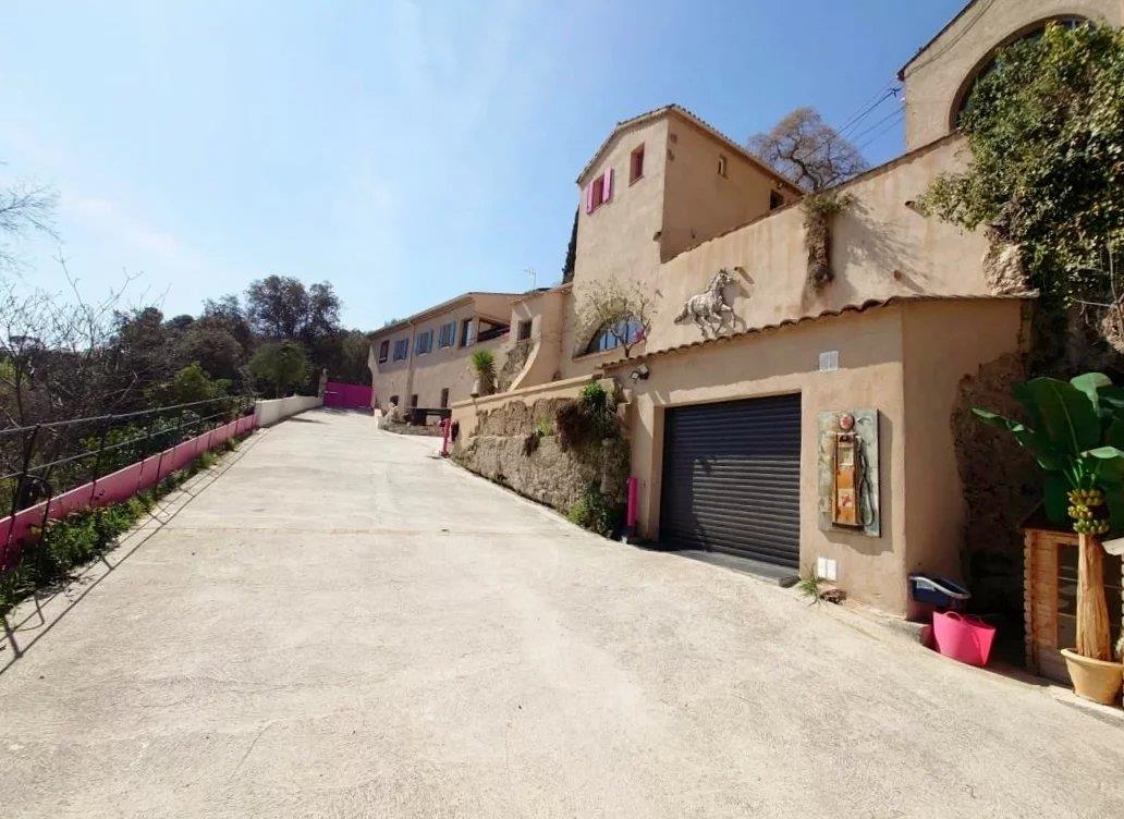 Property 273 M² - 15500 M² Of Land - Trans En Provence (Var)