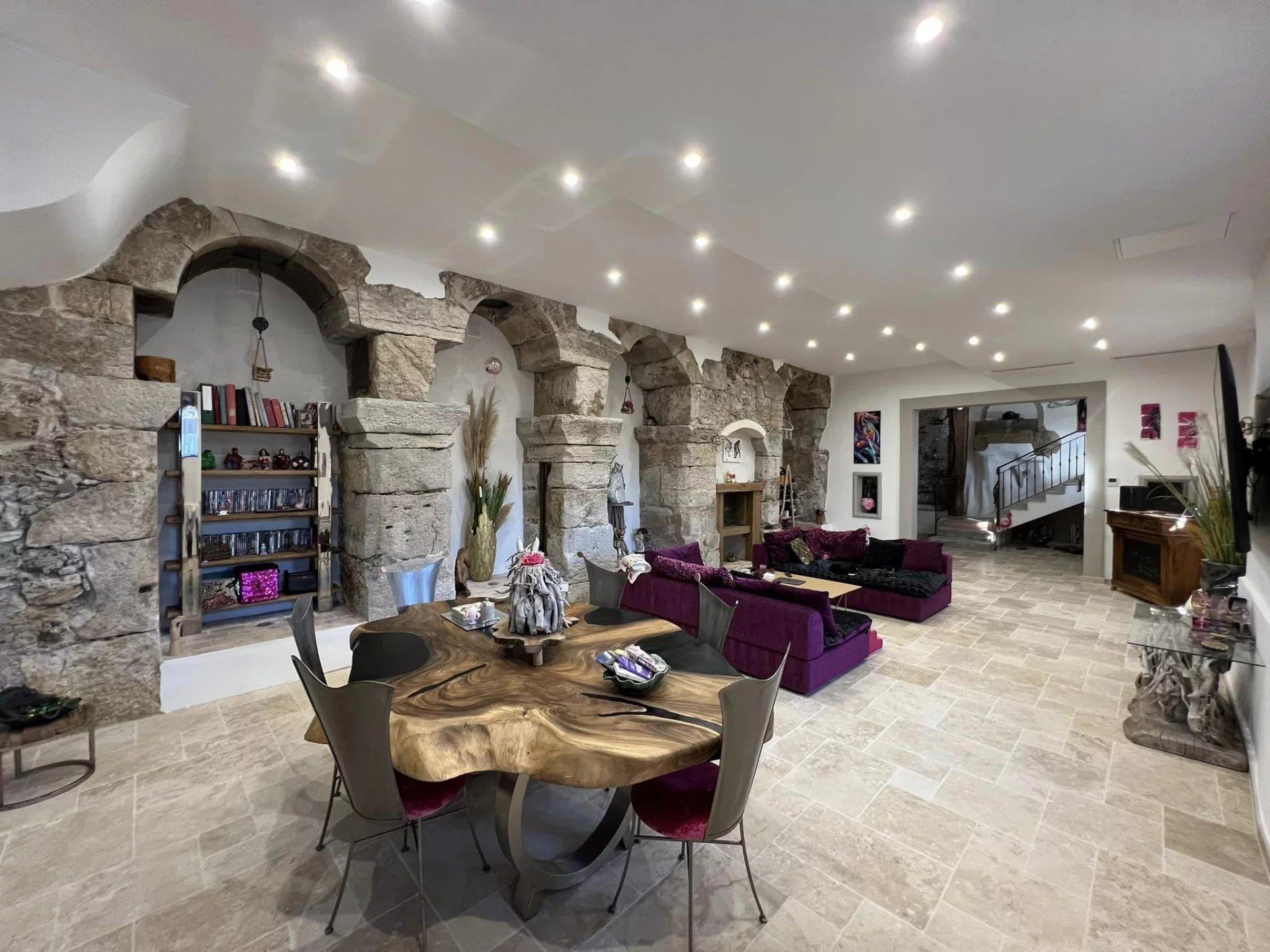 Property 273 M² - 15500 M² Of Land - Trans En Provence (Var)