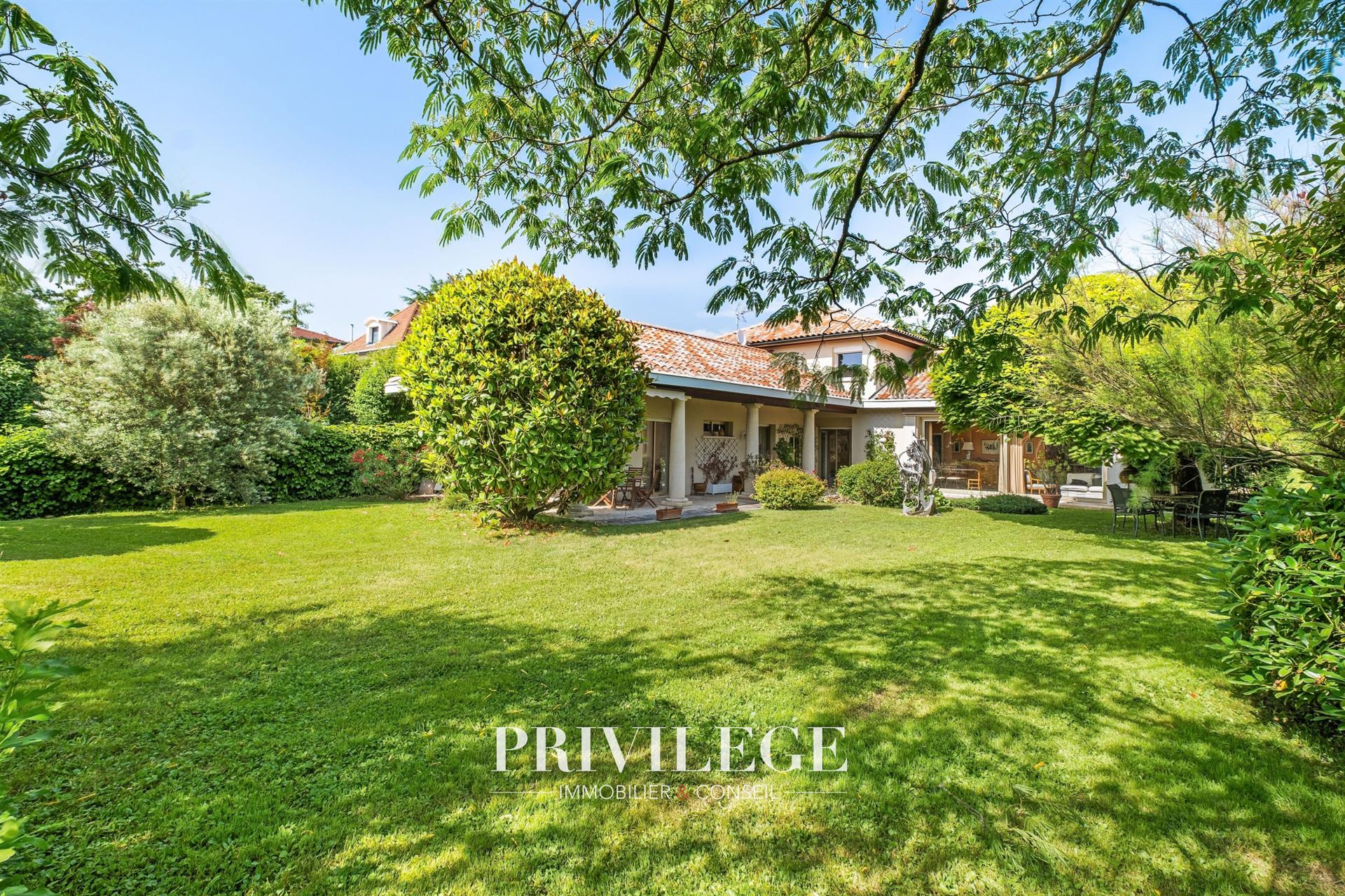 Saint Didier au Mont d'Or- Maison familale de 200 m2 dans un domaine sécurisé au calme .