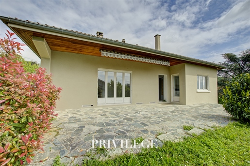 St Didier Au Mont D'or- St Fortunat- Architectural house from the 70s renovated with 158 m2 of livin