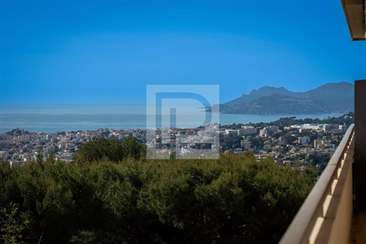 Luxurious 142m² apartment with stunning sea and hill views