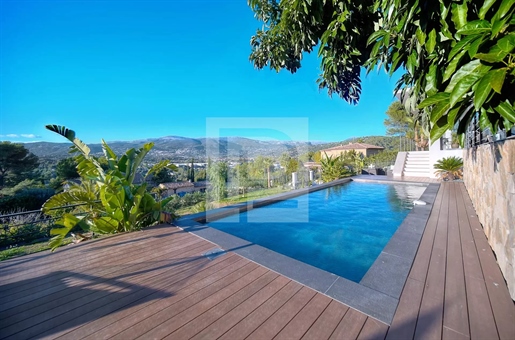 Comfortabele moderne villa in een rustige omgeving met panoramisch uitzicht