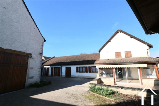 Village house with courtyard and barn near Meursault