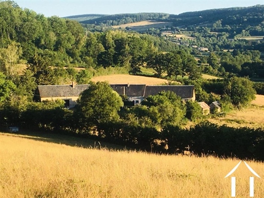 Hamlet with 4 houses in a beautiful valley of the Morvan