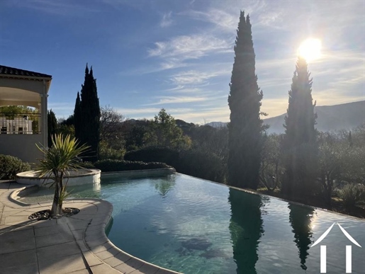 Mediterrane Villa mit Pool und herrlichem Blick