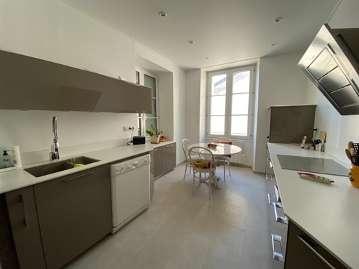 Dpt Vienne (86), for sale Chatellerault T6 apartment of 161.64 m²