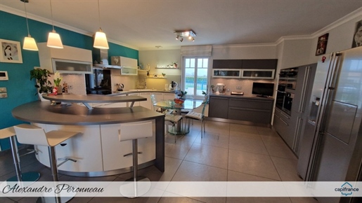 Near La Rochelle Architect-designed villa 242 m² offering 6 bedrooms, near the sea