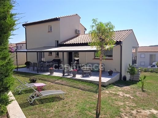 Near Narbonne, Villa Of Approximately 110 M² With Large Bright Room On 600M² Of Land.
