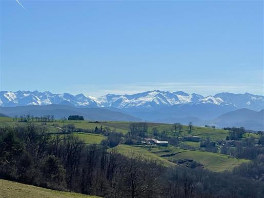 Mooie oude boerderij met spectaculair uitzicht op de Pyreneeën