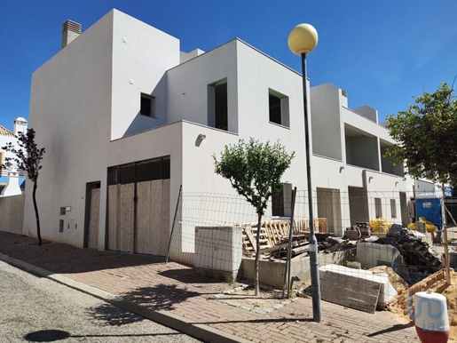 Home / Villa with 4 Rooms in Faro with 184,00 m²